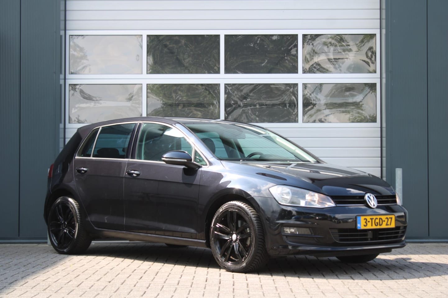 Volkswagen Golf - 1.6 TDI Highline Automaat ACC/Clima/Navi/Stoelverwarming/Leder/Bluetooth/PDC/17"LM/RadioAU - AutoWereld.nl