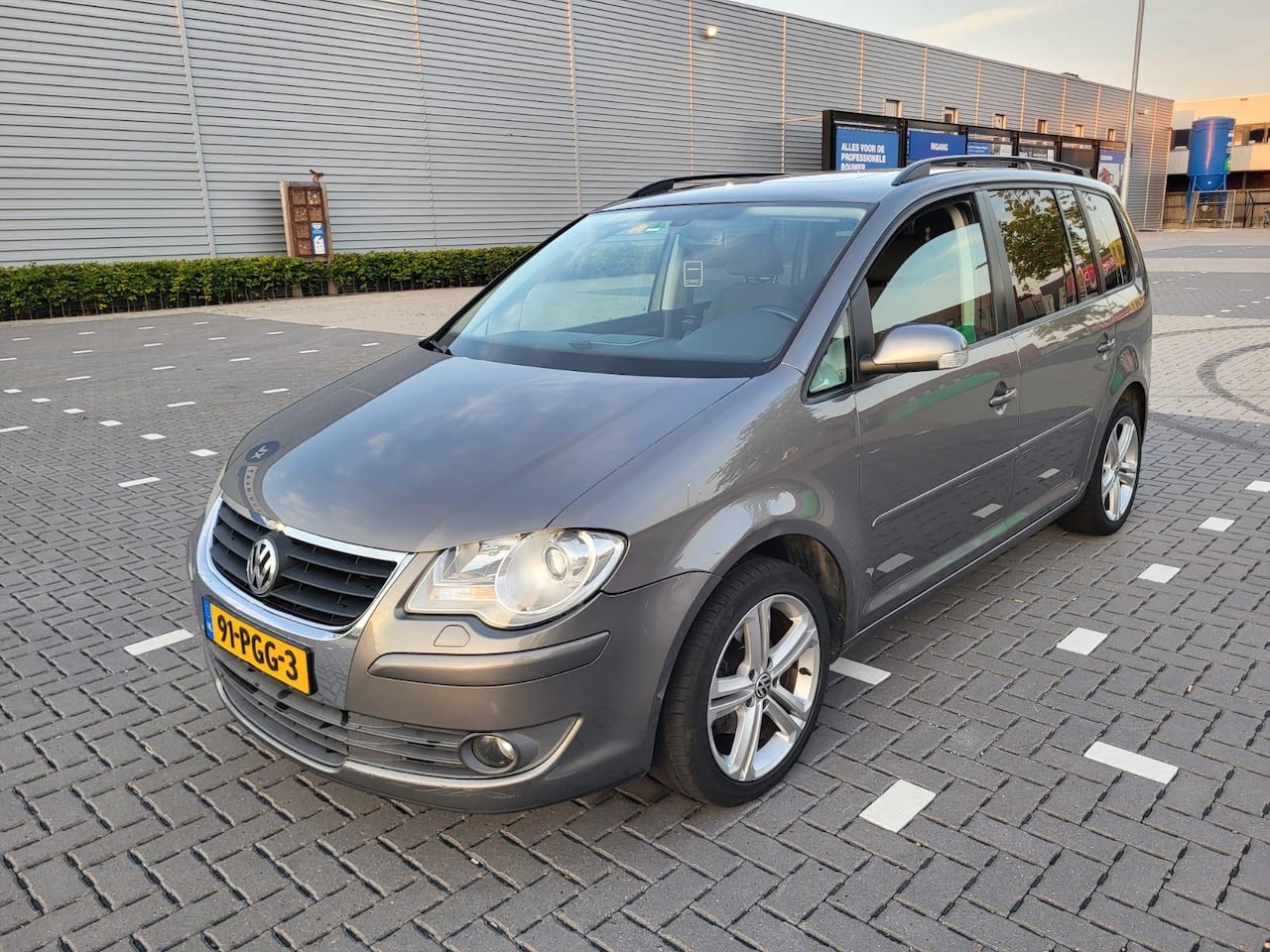 Volkswagen Touran - 1.9 TDI Trendline AUTOMAAT CLIMA GRIJS 2007 - AutoWereld.nl