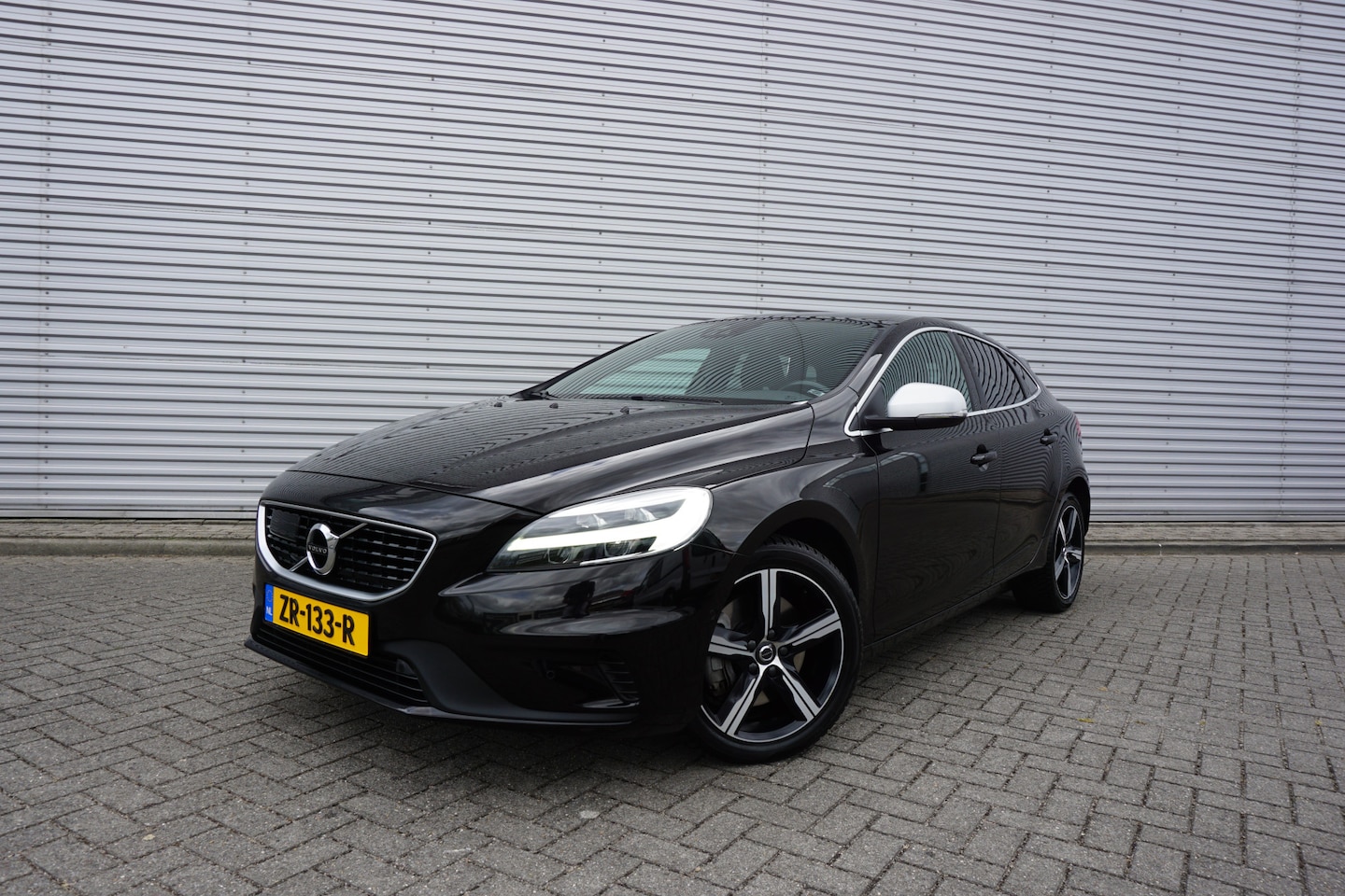 Volvo V40 - 1.5 T3 Polar+ Sport AUTOMAAT / Climate / Navi / Cruise / Lane ass. / Camera / NAP - AutoWereld.nl
