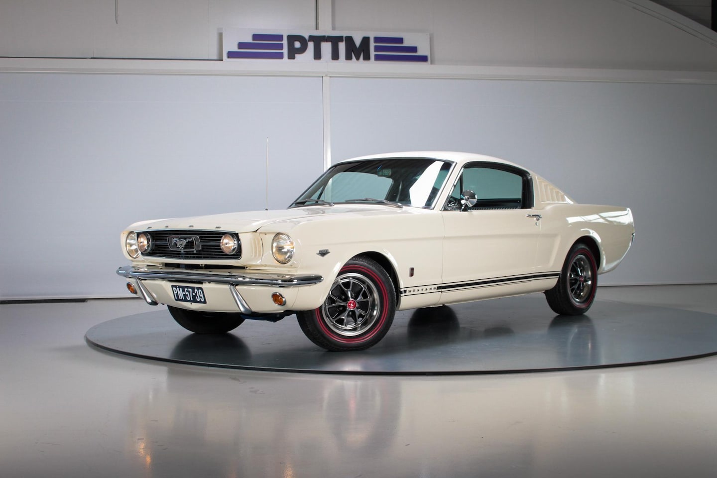 FORD MUSTANG FASTBACK 289-V8