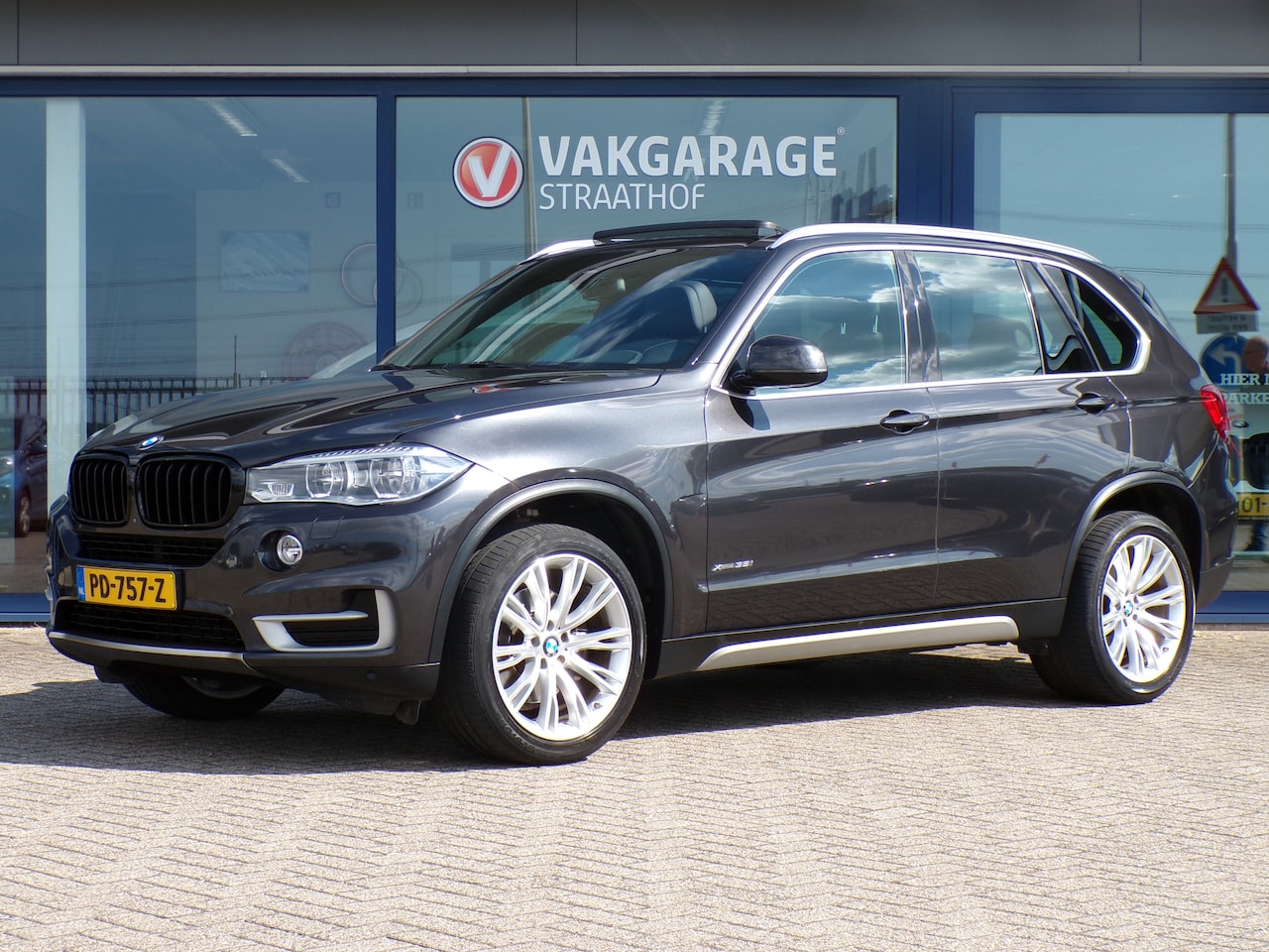 BMW X5 - xDrive35i High Executive, Trekhaak / Soft-Close / Harman Kardon / Elektr. Schuifdak / Full - AutoWereld.nl