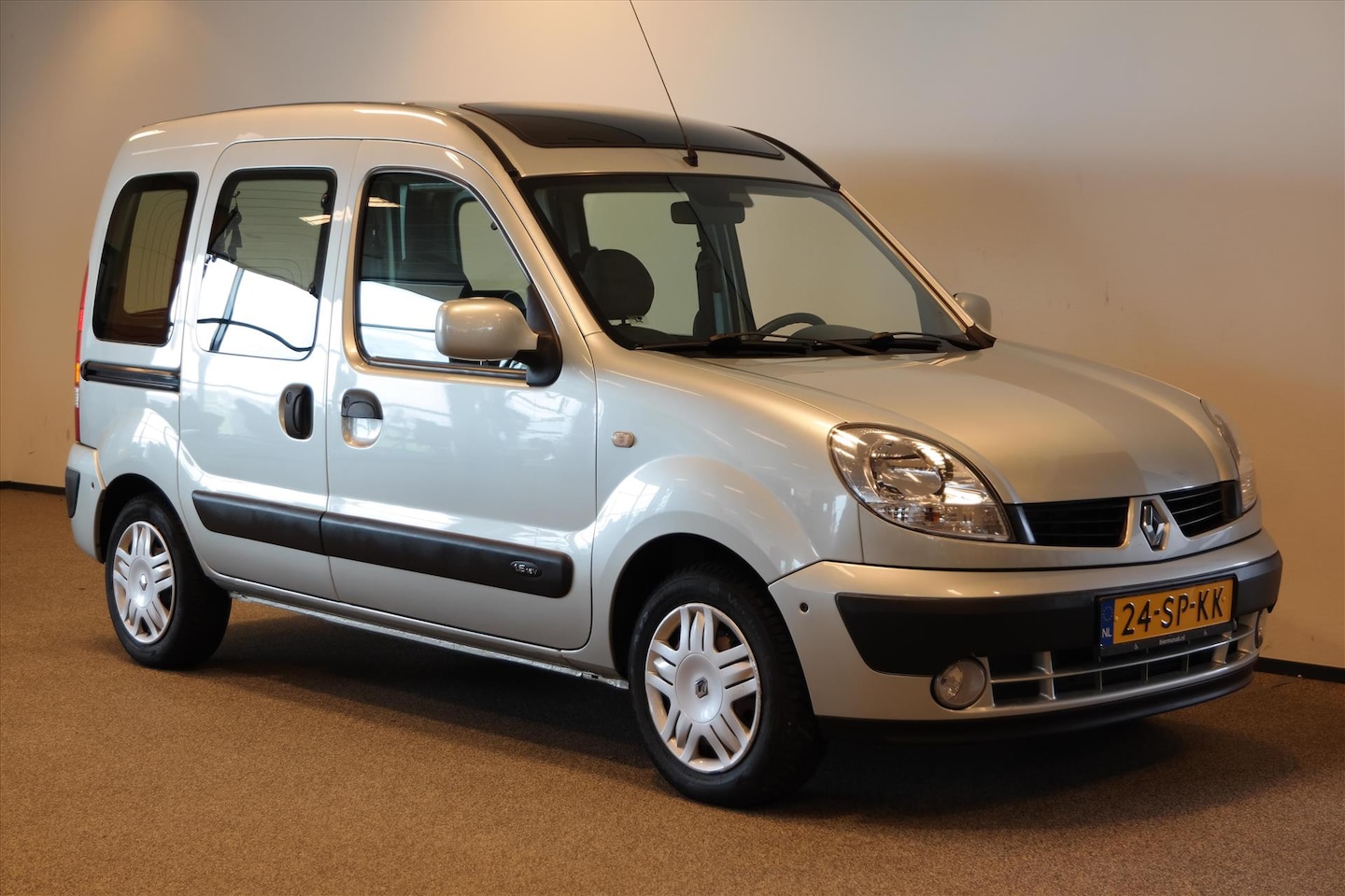 Renault Kangoo - Rolstoelauto (airco) 3+1 rolstoel geschikt - AutoWereld.nl