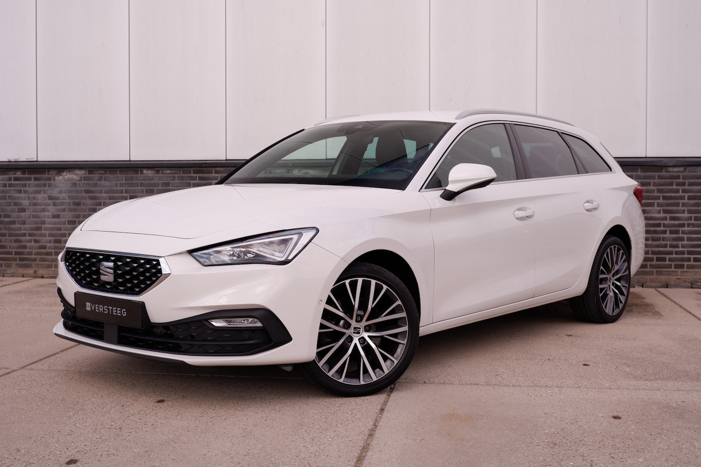 SEAT Leon Sportstourer - 1.5 eTSI Xcellence M-Hybrid | Elek Trekhaak | Sfeerverl. | LED | Carplay | Camera | Navi | - AutoWereld.nl