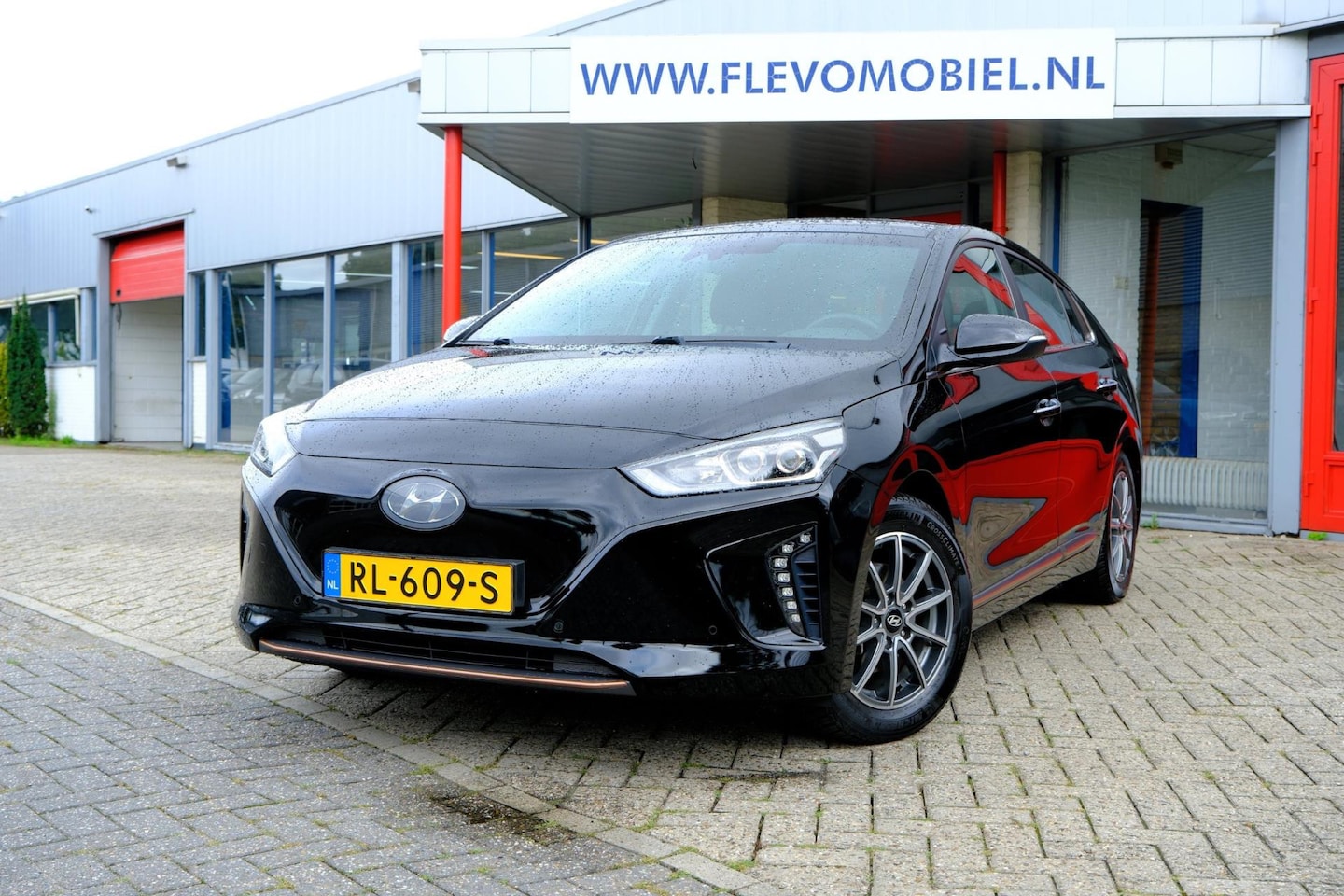 Hyundai IONIQ - Premium EV Aut. Schuifdak|Leder|Cam|Navi|LMV - AutoWereld.nl