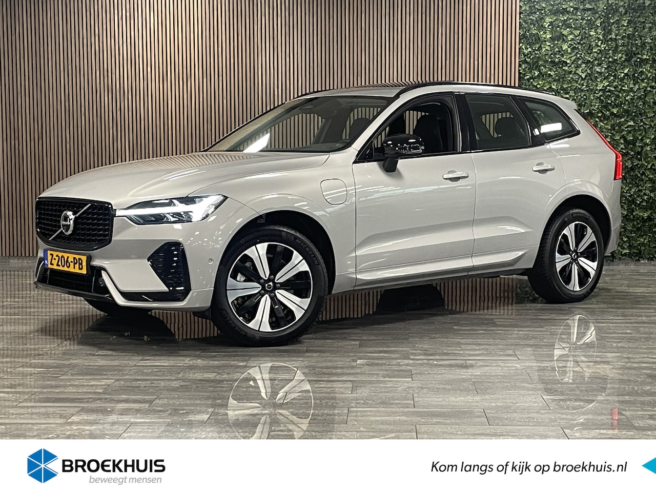 Volvo XC60 - T6 AWD Recharge Plus Dark | Trekhaak | 360° Camera | All Season banden | Adaptieve Cruise - AutoWereld.nl
