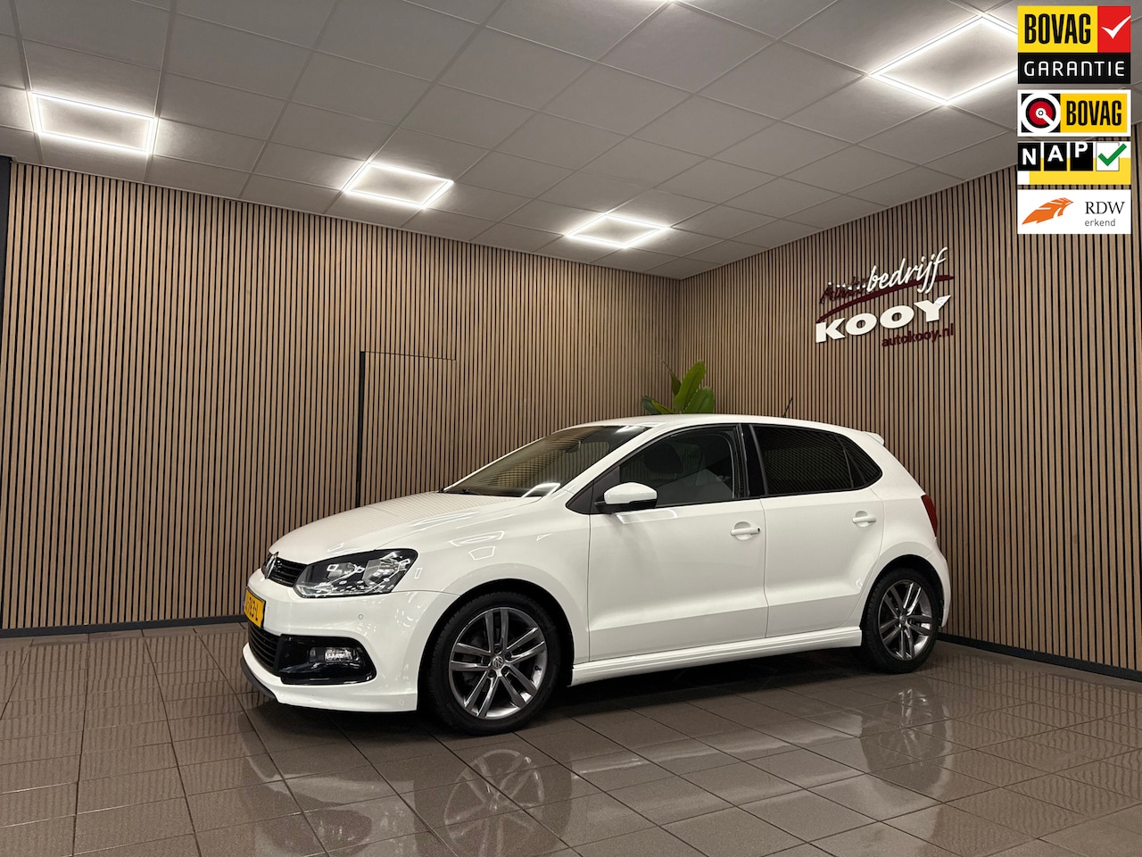 Volkswagen Polo - 1.2 TSI R-Line * Navigatie / Parkeersensoren / Trekhaak / NL Auto * - AutoWereld.nl