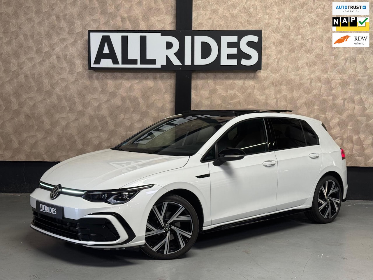 Volkswagen Golf - 1.5 eTSI Style R-Line | Pano | sfeerverlichting | Stoel-/stuurverwarming | Camera - AutoWereld.nl