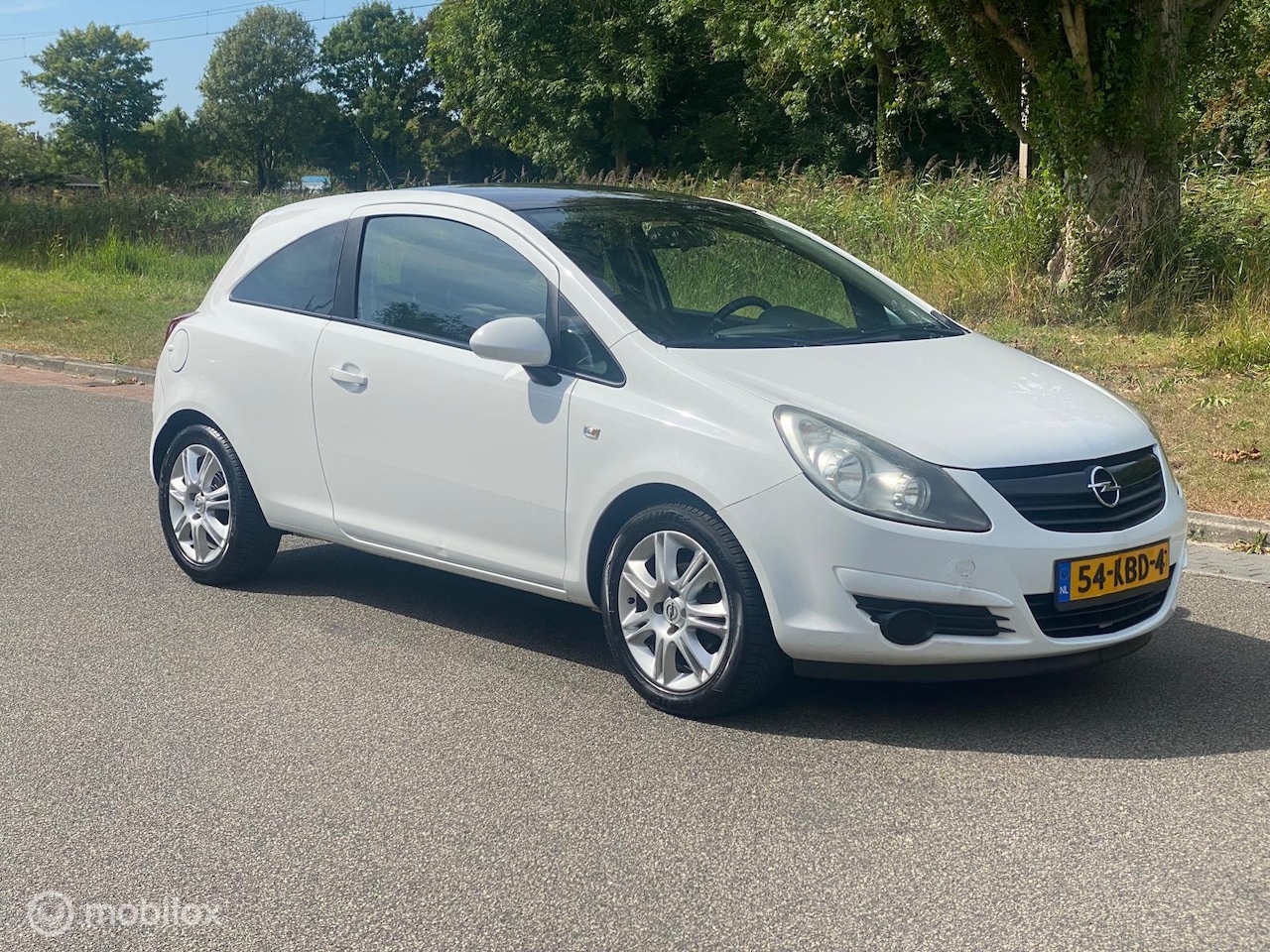 Opel Corsa - 1.4-16V Edition Sport 16 inch Lmv 143dkm !! - AutoWereld.nl