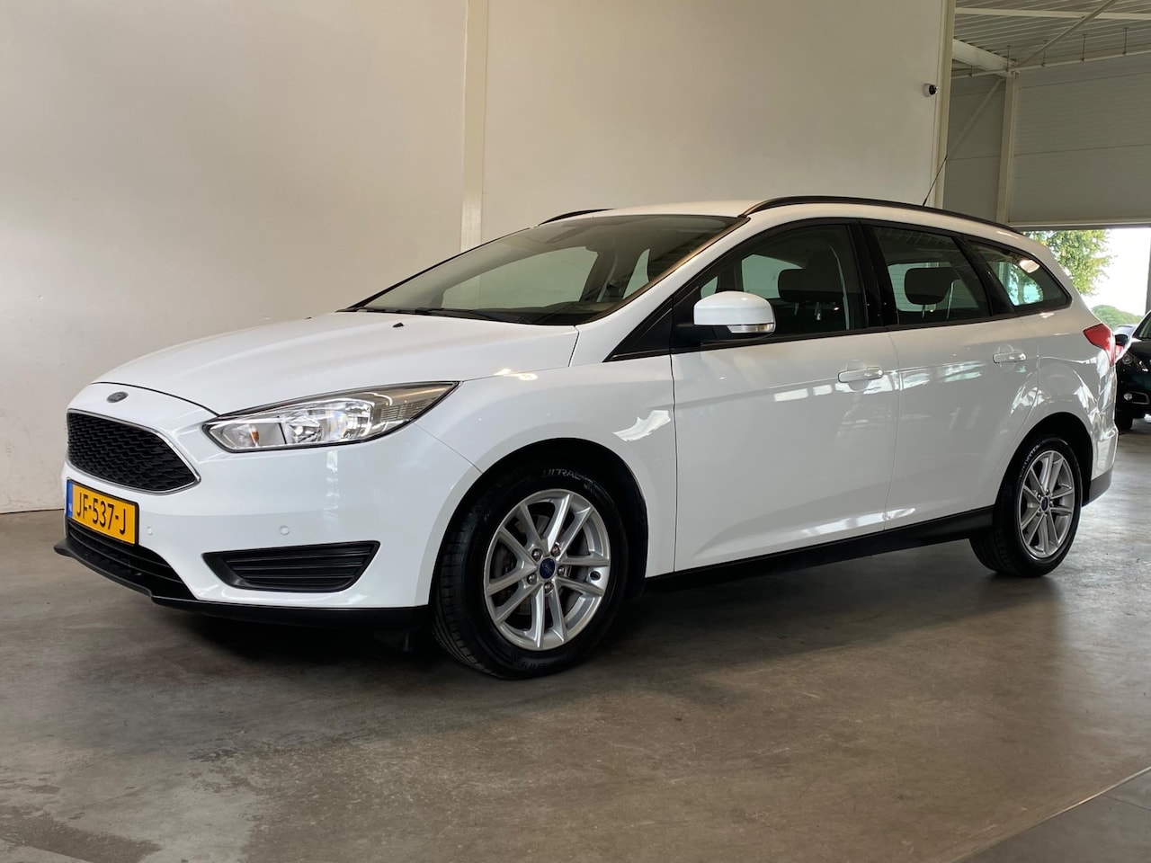 Ford Focus Wagon - 1.0 EcoBoost Navi Cruise PDC NL-auto - AutoWereld.nl