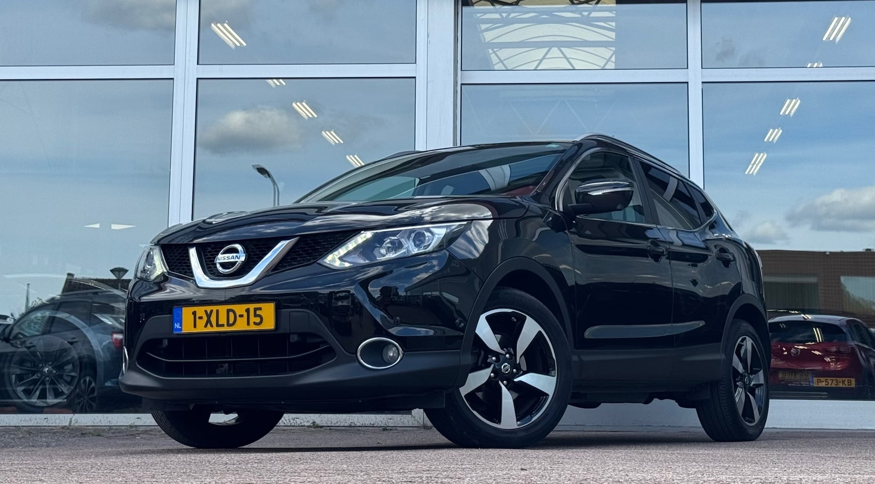 Nissan Qashqai - 1.2i Tekna Leer Pano Trekhaak 360 Camera Xenon LED Mooi! - AutoWereld.nl