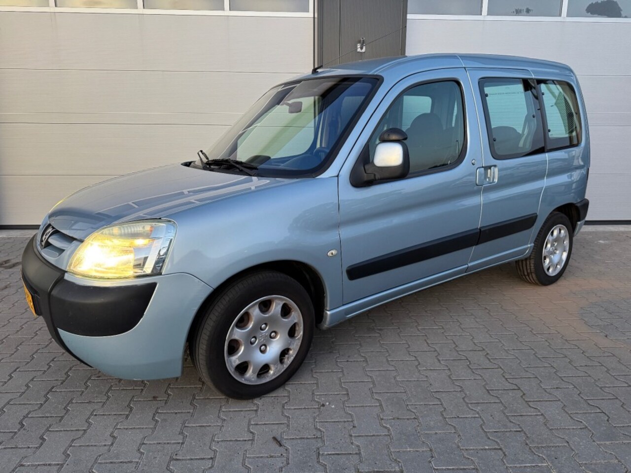 Peugeot Partner - 1.6-16V XT / 5-persoons / Benzine / Airco / APK t/m 09-04-2026. - AutoWereld.nl