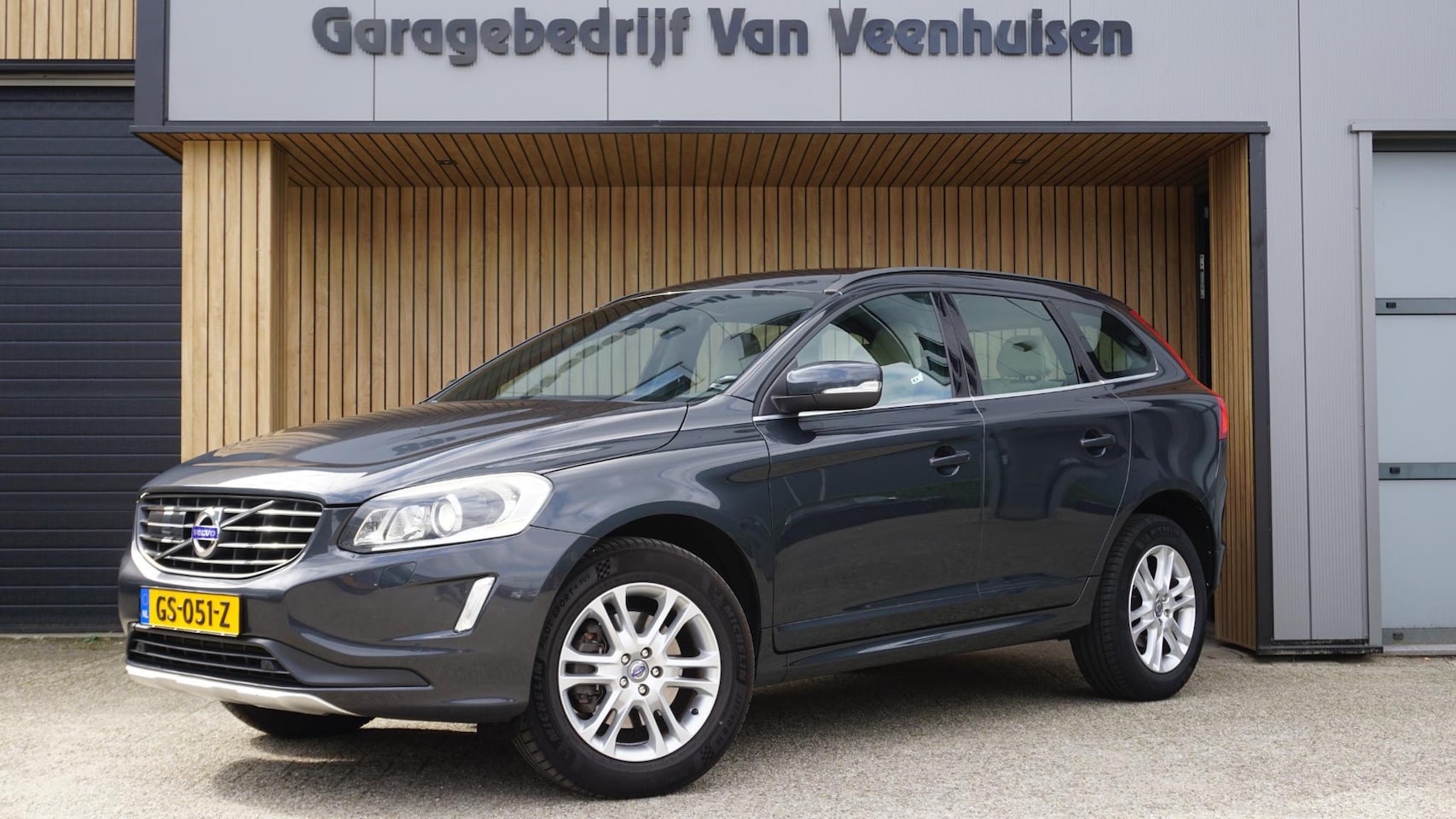 Volvo XC60 - 2.0 181PK D4 FWD Summum Leder Xenon Trekhaak 18inch LM BLIS *EURO6* Geïntegreerde kinderst - AutoWereld.nl