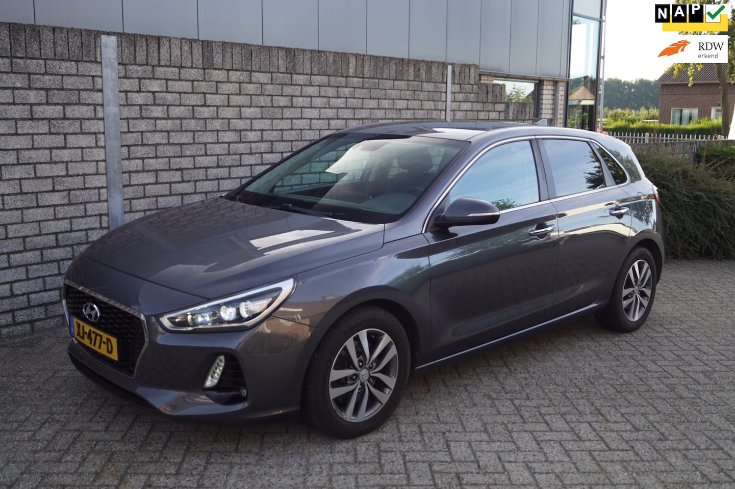 Hyundai i30 - 1.4 T-GDI Premium 140 PK Half Leder/Stof Navi Camera Clima Cruise LED Kopl Apple Carplay P - AutoWereld.nl