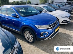 Volkswagen T-Roc - 1.5 TSI Style 150pk Trekhaak | Adaptief cruise control | dodehoekdetectie | Navigatie via
