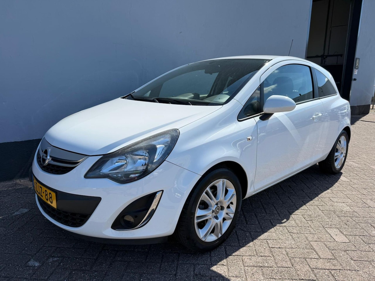 Opel Corsa - 1.2-16V BlitZ - Navigatie - AutoWereld.nl
