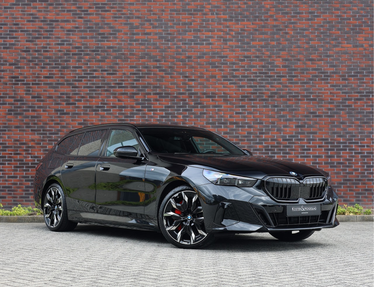 BMW 5-serie Touring - 550e xDrive | Pano - Trekhaak - HUD - B&W - AutoWereld.nl