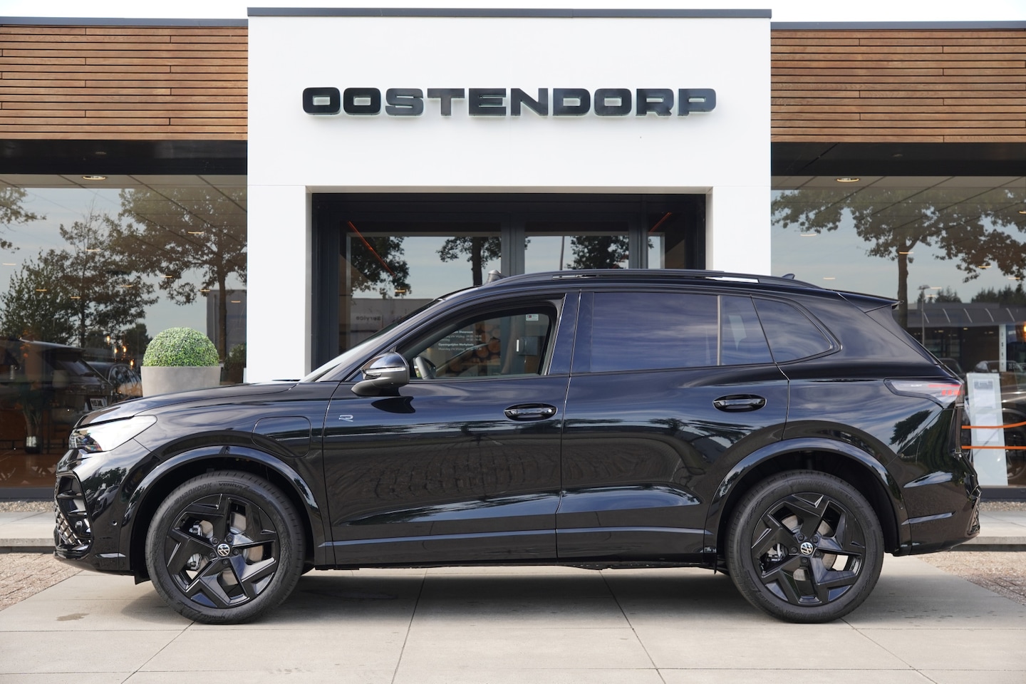 Volkswagen Tiguan - 1.5/272pk eHybrid R-Line Blackstyle|2025|Panoramadak|360°Camera|Trekhaak|19"Blackstyle|Sto - AutoWereld.nl