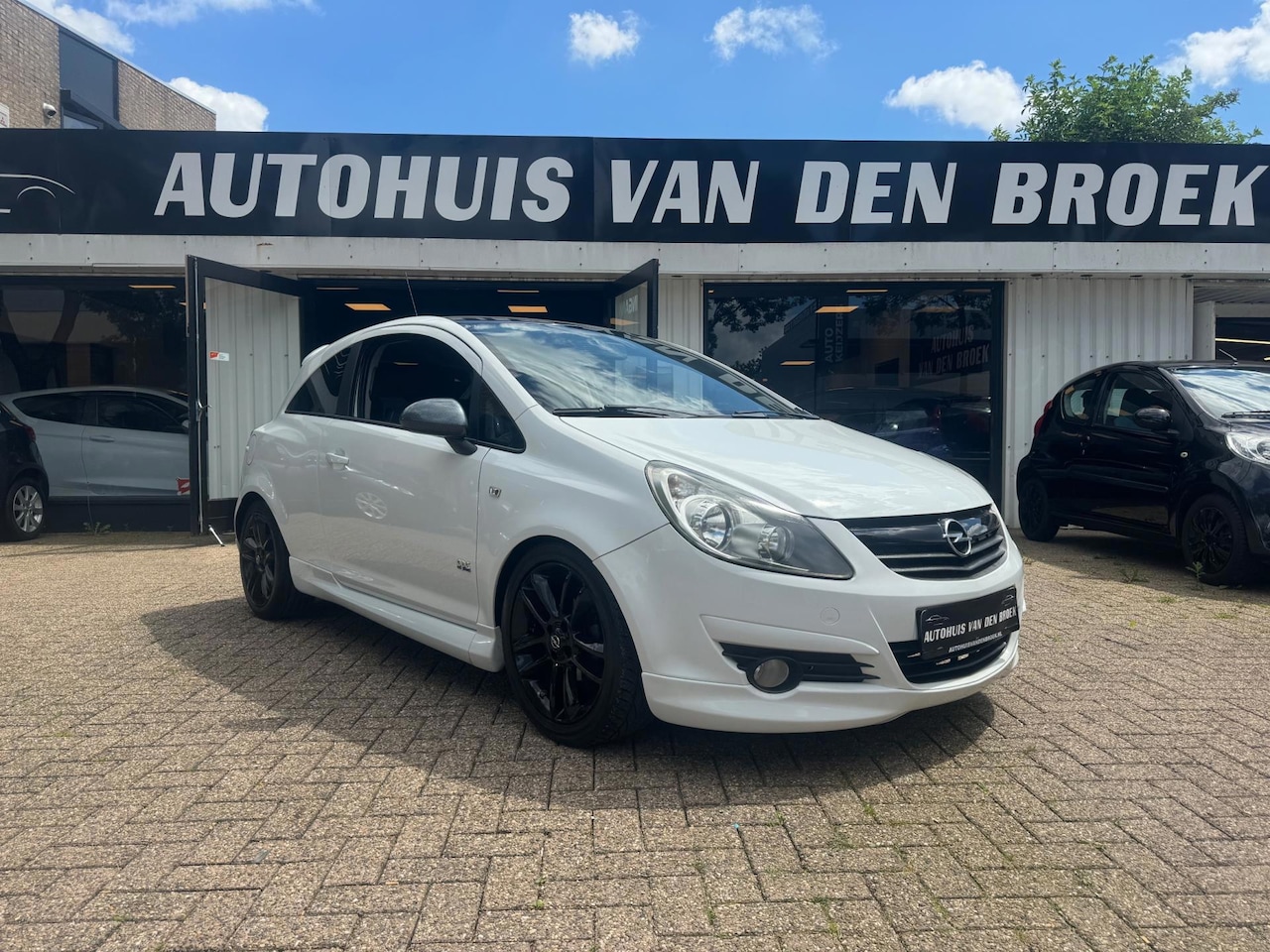 Opel Corsa - 1.4-16V Color Edition OPC-Line Airco Lmv Elek Pakket Nw Apk Spoiler Pakket - AutoWereld.nl
