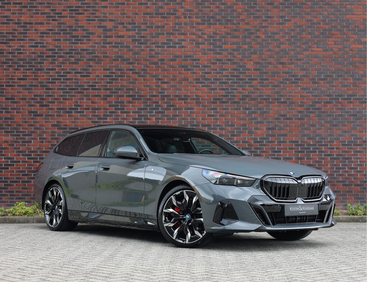 BMW 5-serie Touring - 550e xDrive | Grigio Telesto - Pano - Trekhaak - B&W - AutoWereld.nl