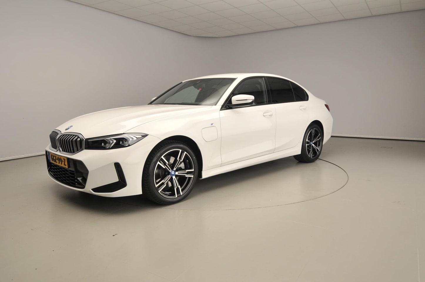 BMW 3-serie - Sedan 320e | M-Sportpakket | LED | Navigatie | Trekhaak | Stoelverwarming | DAB | Alu 18 i - AutoWereld.nl