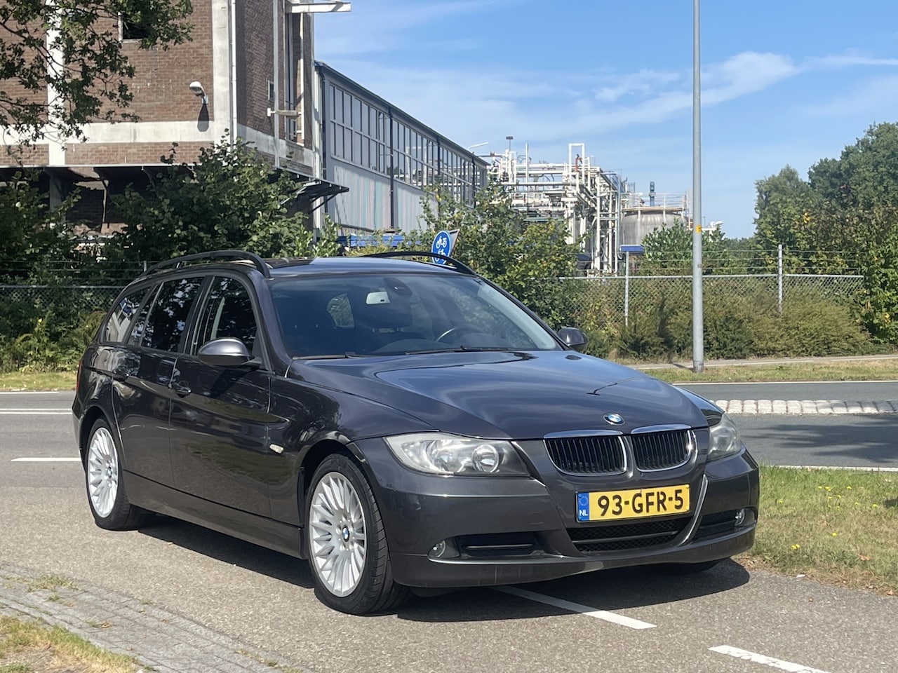 BMW 3-serie Touring - 318i Business Line AUTOMAAT Navigatie Parkeersensoren Climate Control - AutoWereld.nl