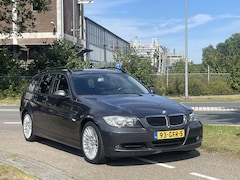 BMW 3-serie Touring - 318i Business Line AUTOMAAT Navigatie Parkeersensoren Climate Control