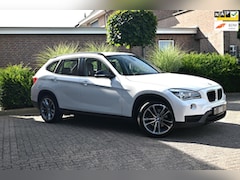 BMW X1 - SDrive20i High Executive 184 PK Aut. M-Sport Leder Afn. Trekhaak Parelmoer Wit 18''