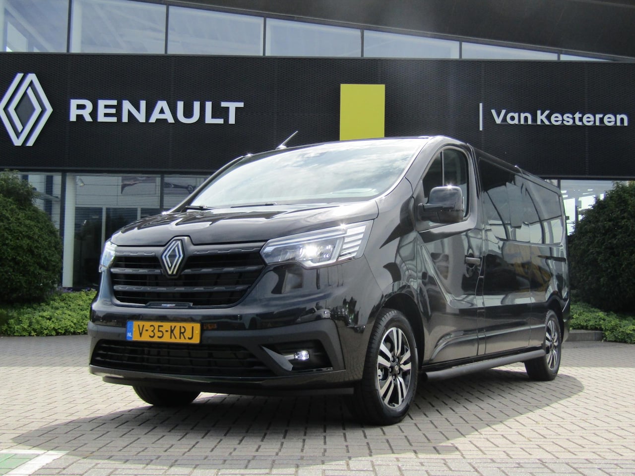 Renault Trafic - Dubbel Cabine 2.0 dCi EDC 170pk L2H1 5pers. Anniversary / Trekhaak / Camera / Alarm - AutoWereld.nl