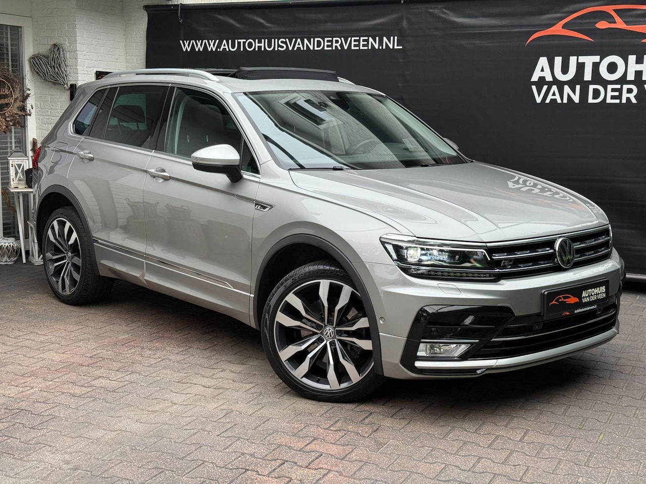 Volkswagen Tiguan - 2.0 TSI 4Motion Highline 2.0 TSI 4Motion Highline, 80.599 Km!! Pano/ACC/Camera/Trekhaak/Etc!! - AutoWereld.nl