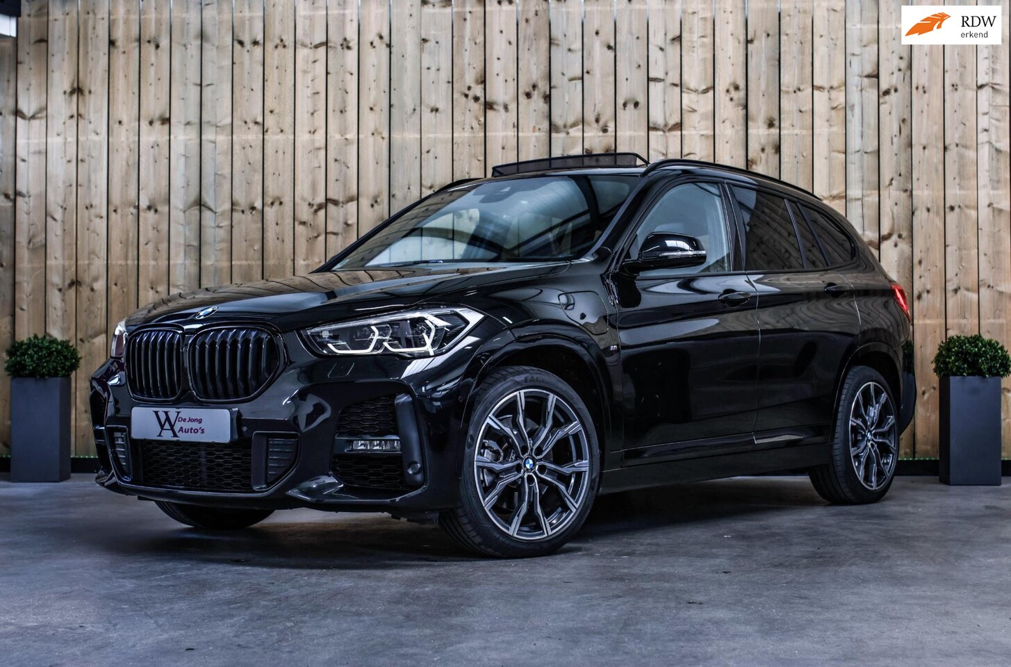 BMW X1 - XDrive25e M-Sport *Pano*H/K*Head-Up*Keyless*Trekhaak*Led* - AutoWereld.nl
