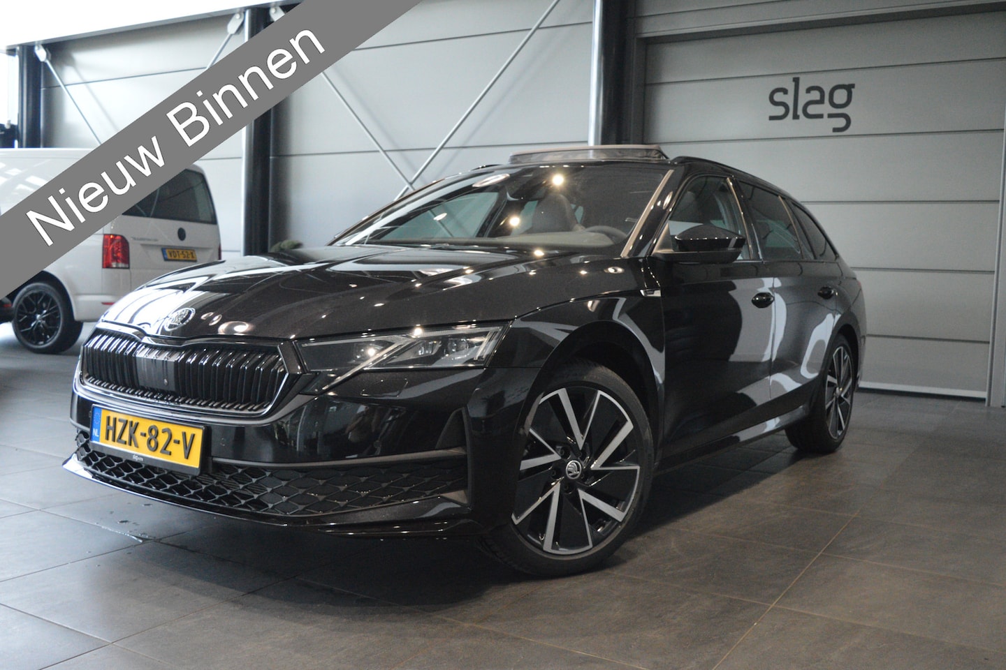 Skoda Octavia Combi - 2.0 TDI Sportline Black Style pano camera trekhaak 18 inch 150 pk !! - AutoWereld.nl