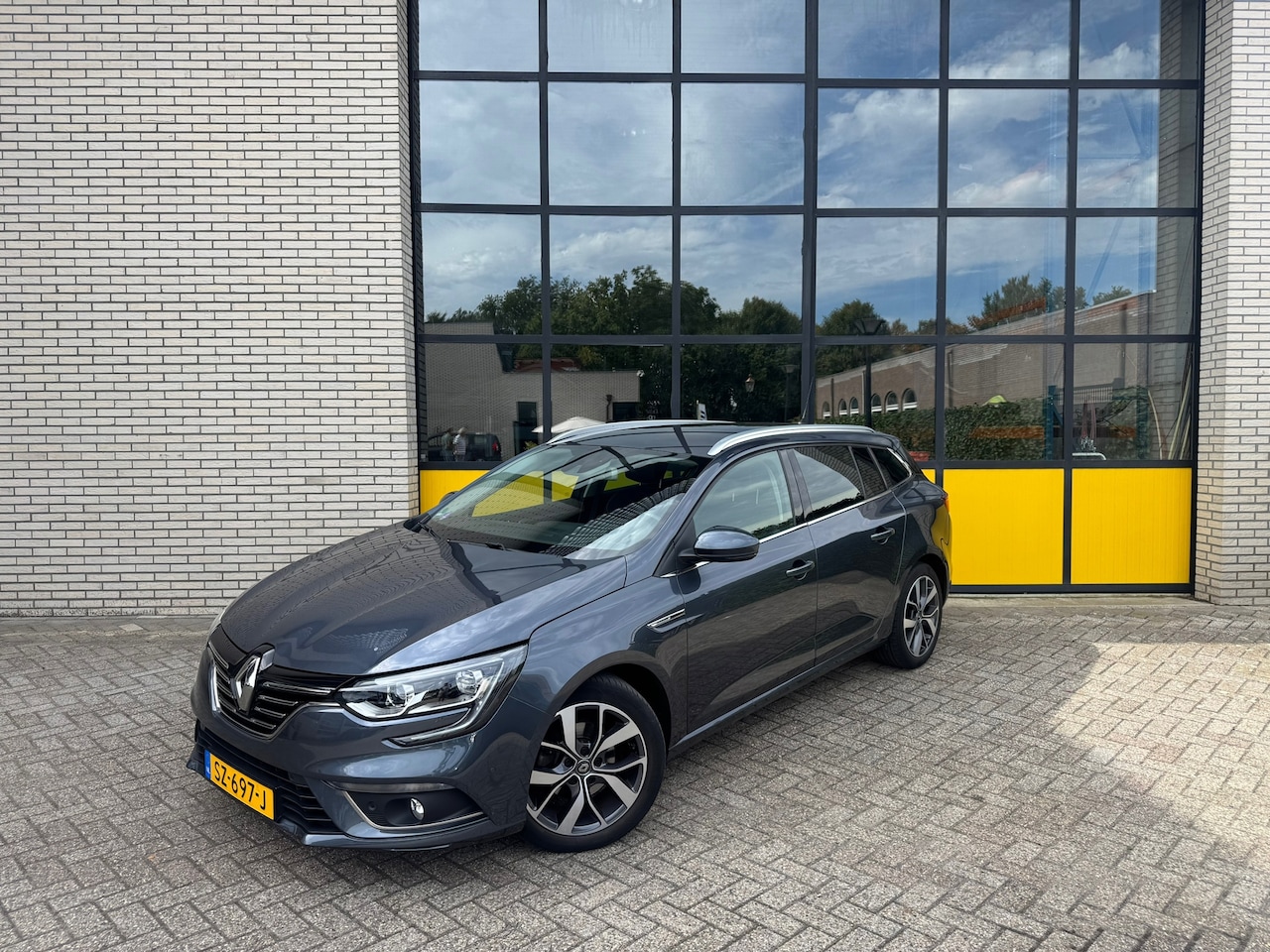 Renault Mégane Estate - 130PK Bose, Trekhaak, groot Navi & 1ste eigenaar - AutoWereld.nl
