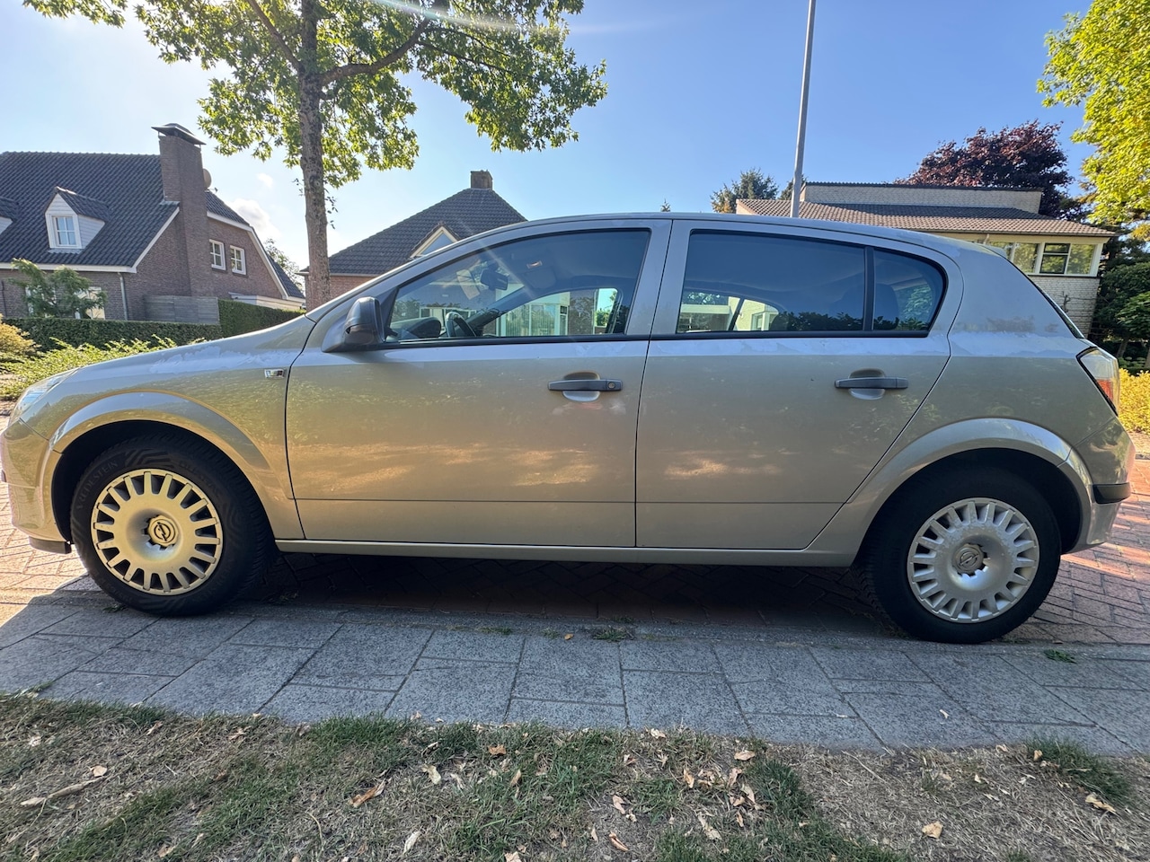 Opel Astra - 1.4 Essentia met airco APK 07-10-2025 - AutoWereld.nl