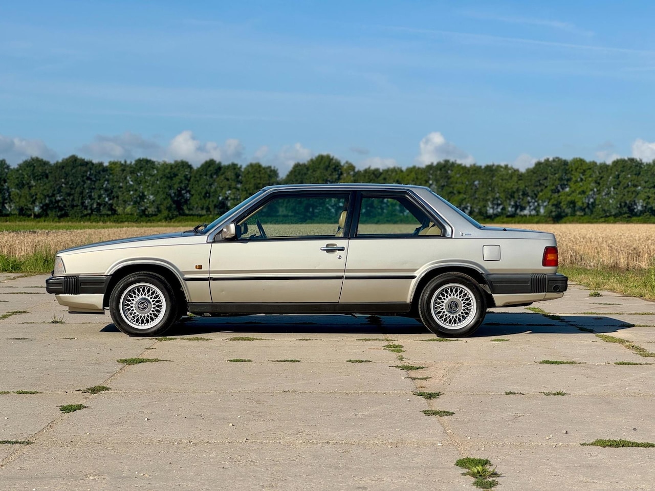 Volvo 780 - Bertone full option met o.a. airco chique kleurstelling - AutoWereld.nl