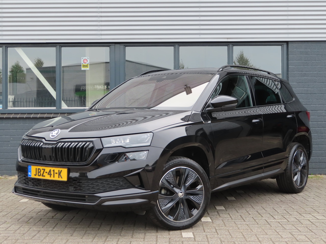 Skoda Karoq - 1.5 TSI ACT Sportline Business DSG | voorruitverwarming | verwarmbare voorstoelen + achter - AutoWereld.nl