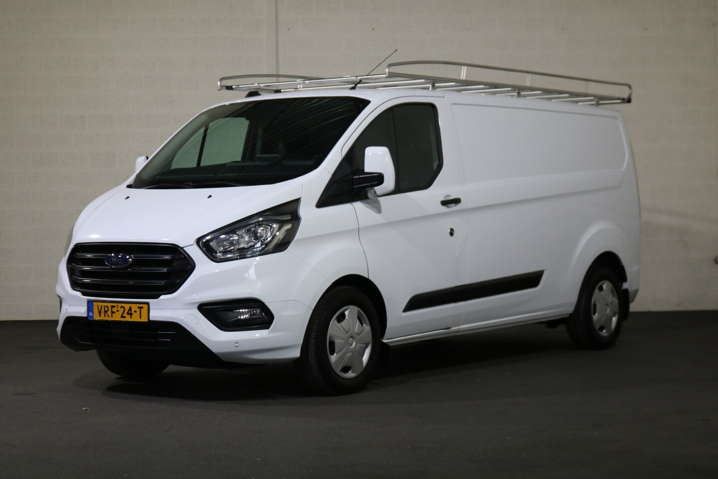 Ford Transit Custom - 2.0 TDci 130pk L2 H1 Trend Automaat Inrichting - AutoWereld.nl