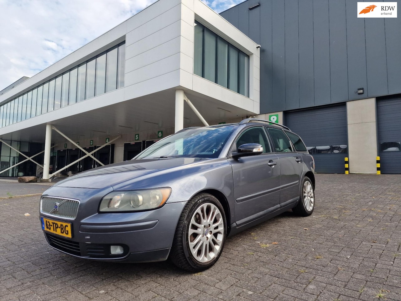 Volvo V50 - 2.4i Momentum AUT NAVI CRUISE TREKHAAK - AutoWereld.nl