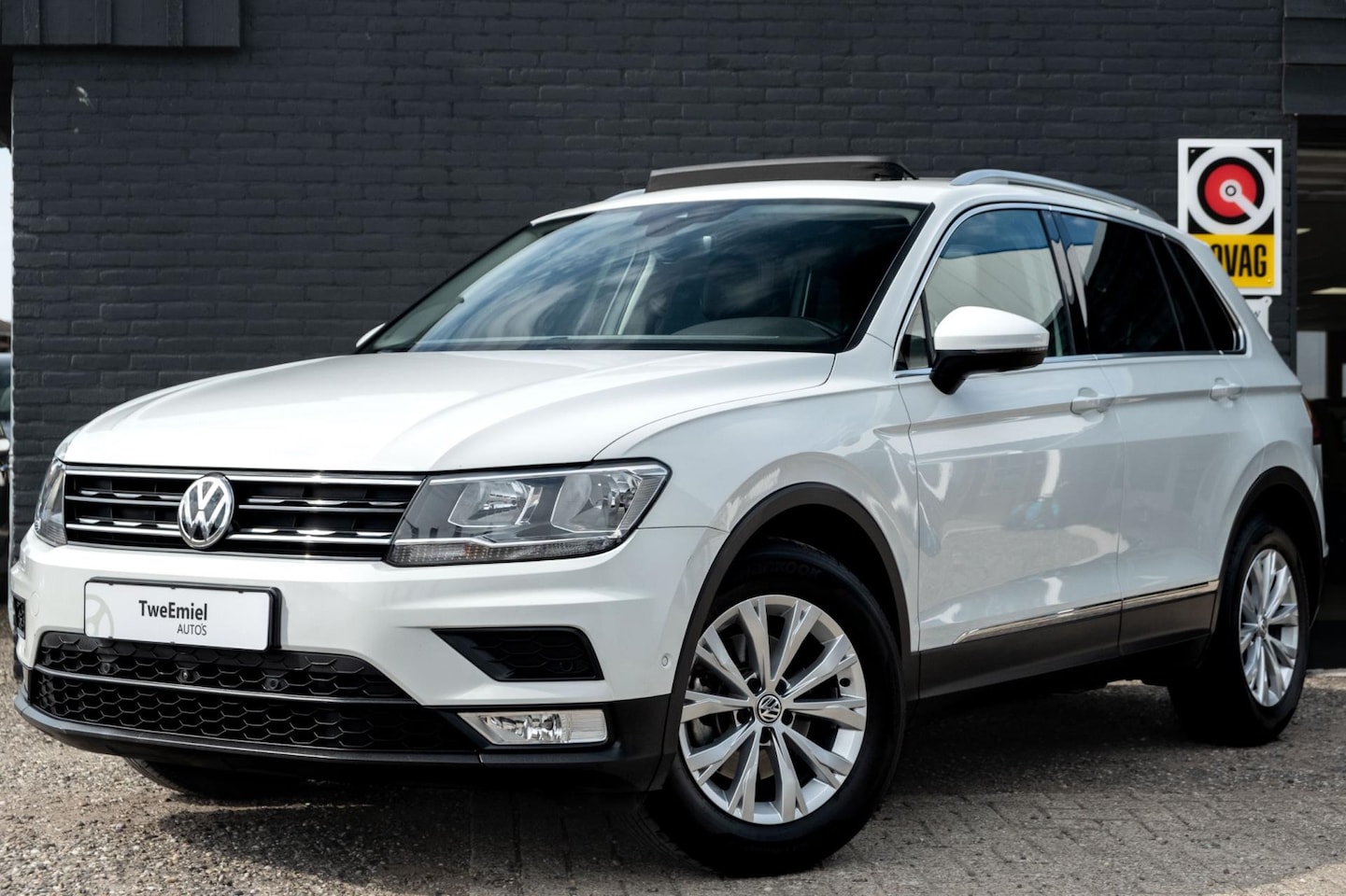 Volkswagen Tiguan - 1.4 TSI ACT Comfortline | 360 cam | Pano | Leer - AutoWereld.nl