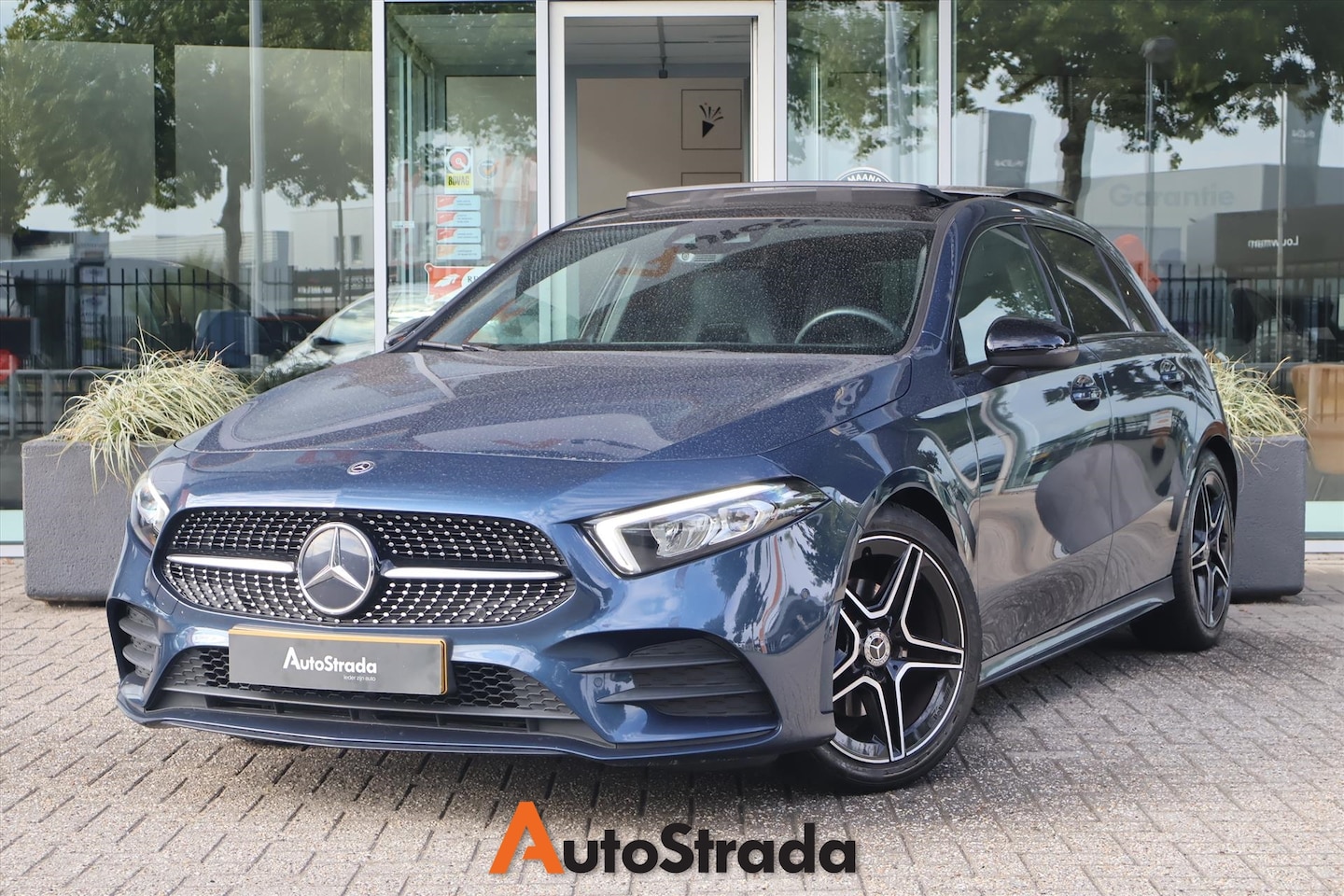 Mercedes-Benz A-klasse - A 180 AMG-line 136pk | Camera | Cruise | Climate | Navi | Carplay | LED | Pano | Stoelverw - AutoWereld.nl