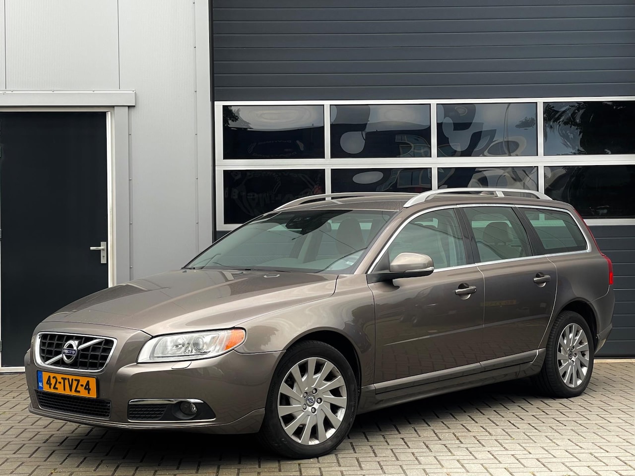 Volvo V70 - 1.6 T4 180pk Limited Edition | Leder | Xenon | Camera | Stoelverwarming | Trekhaak - AutoWereld.nl