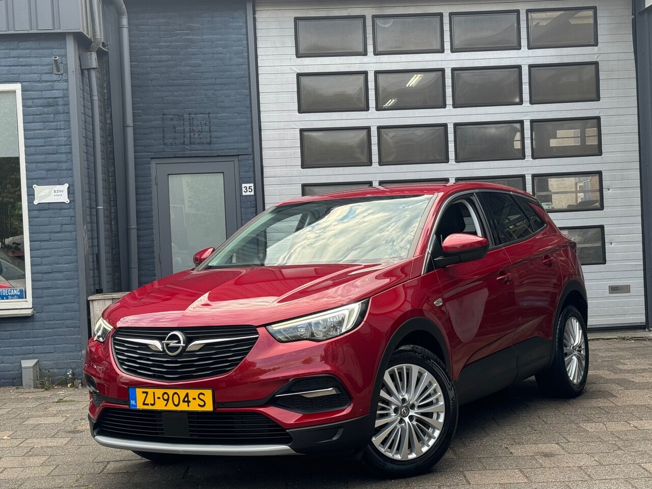 Opel Grandland X - 1.2 Turbo Business Executive | Clima | Navi | Leer | N.A.P - AutoWereld.nl