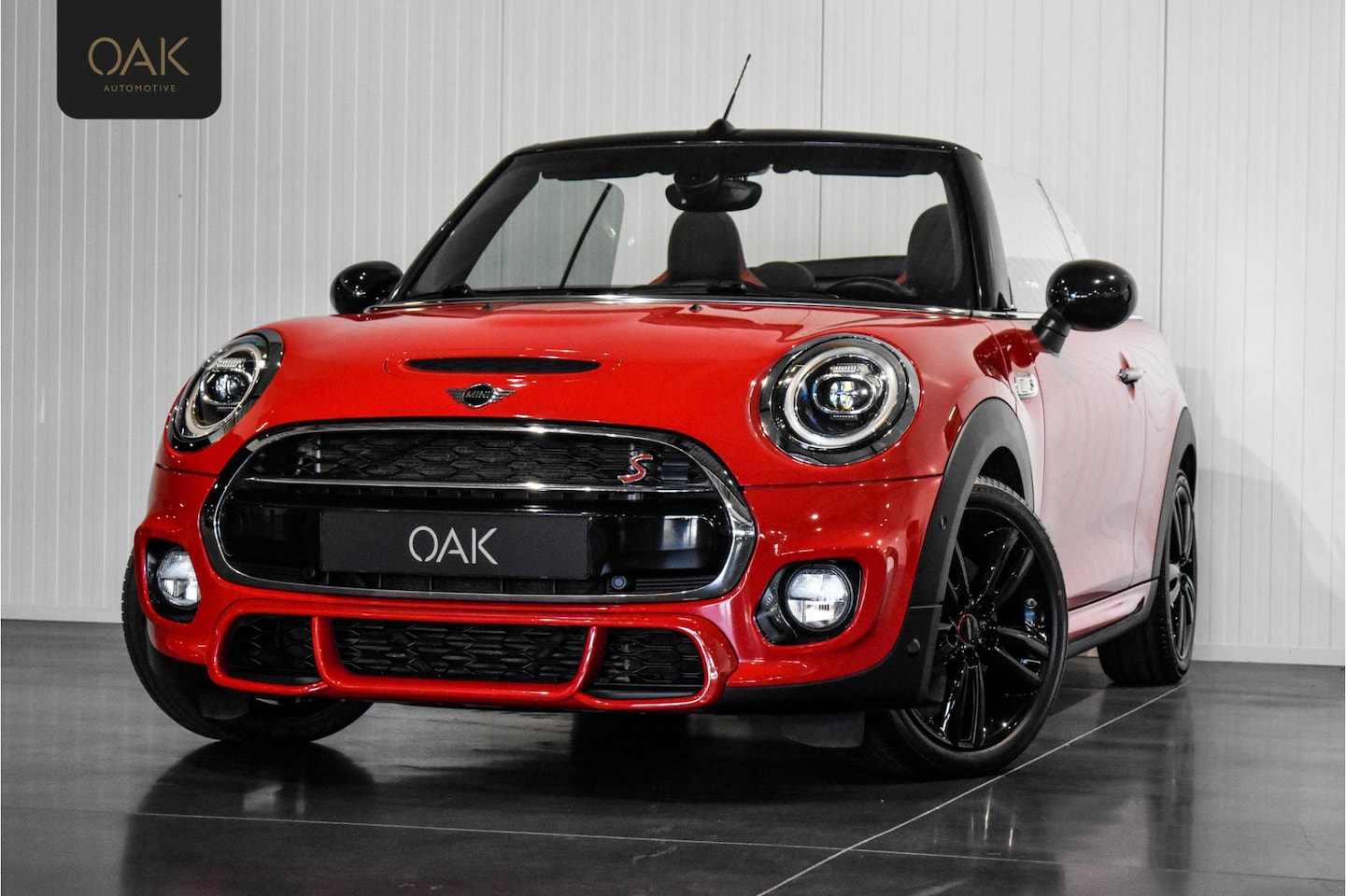 MINI Cabrio - 2.0 Cooper S Aut. | JCW-Trim | Navigatie | Alcantara | Camera | 17"LM | Chili Red - AutoWereld.nl