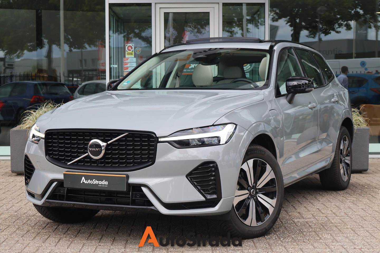 Volvo XC60 - T6 Plus-Dark Plug-In Hybrid 350pk AWD | Pano | LED | Navi | Virtual | Climate | Trekhaak | - AutoWereld.nl