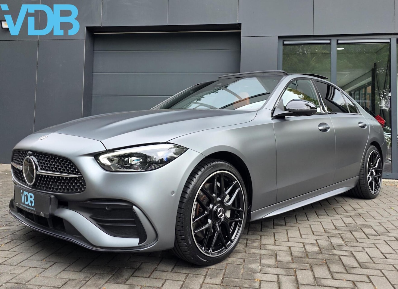 Mercedes-Benz C-klasse - 400 e 4MATIC AMG MATGRIJS NIGHT LEDER VOL - AutoWereld.nl