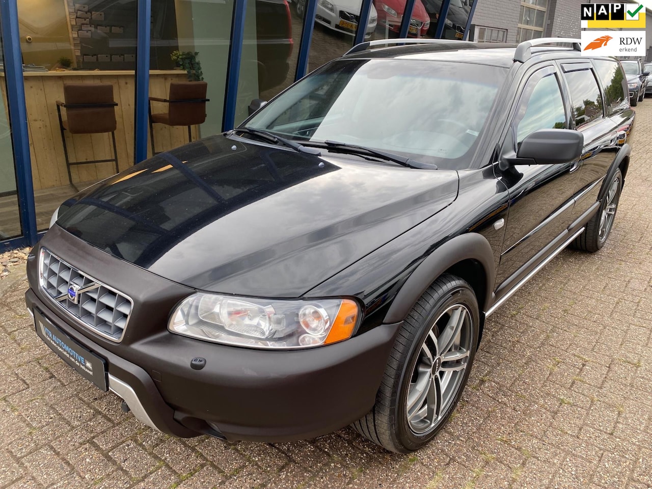 Volvo XC70 - 2.5 T Momentum AWD Automaat LEER / NAVI / TREKHAAK - AutoWereld.nl