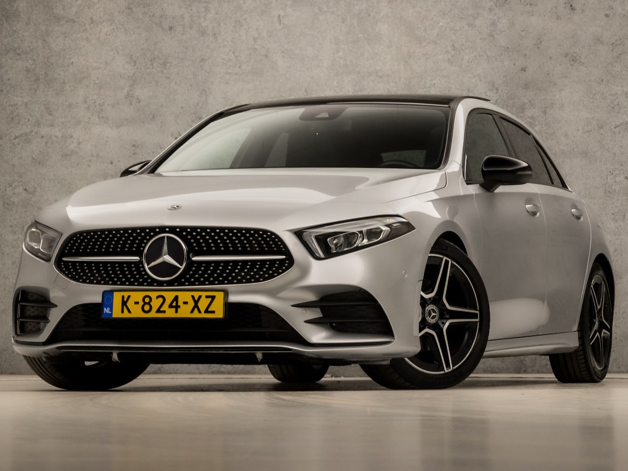 Mercedes-Benz A-klasse - 180 AMG Sport Automaat (SCHUIFDAK, APPLE CARPLAY, SFEERVERLICHTING, BURMESTER, KEYLESS, LE - AutoWereld.nl
