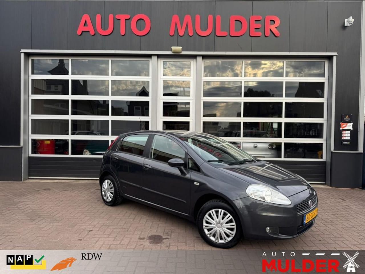 Fiat Punto - GRANDE  1.4 8V DYNAMIC / TREKHAAK / CRUISECONTROL / AIRCO / APK NIEUW! - AutoWereld.nl