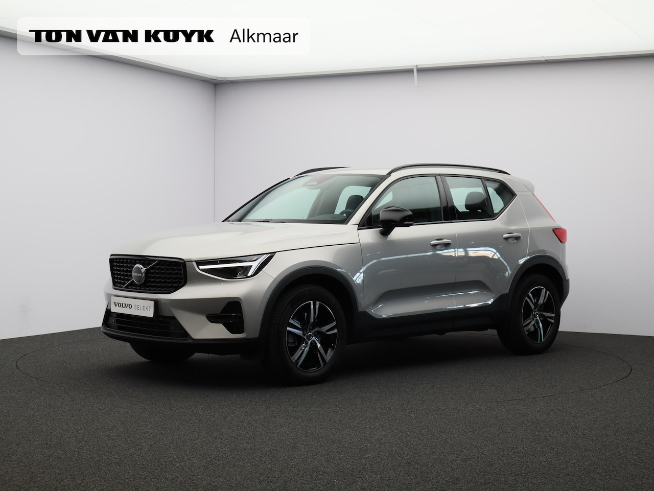 Volvo XC40 - 2.0 B4 Plus Dark / Trekhaak / Stoel+stuur+voorruitverwarming / Harman Kardon / Elektr. bed - AutoWereld.nl