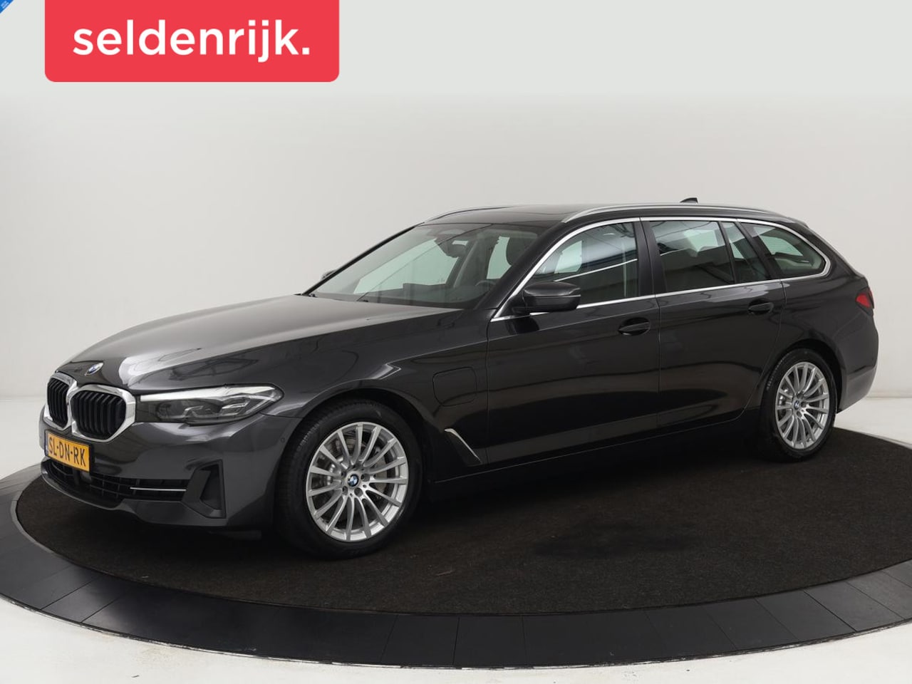 BMW 5-serie Touring - 530e xDrive High Executive | Panoramadak | Trekhaak | Adaptive cruise | Stoel & stuurverwa - AutoWereld.nl