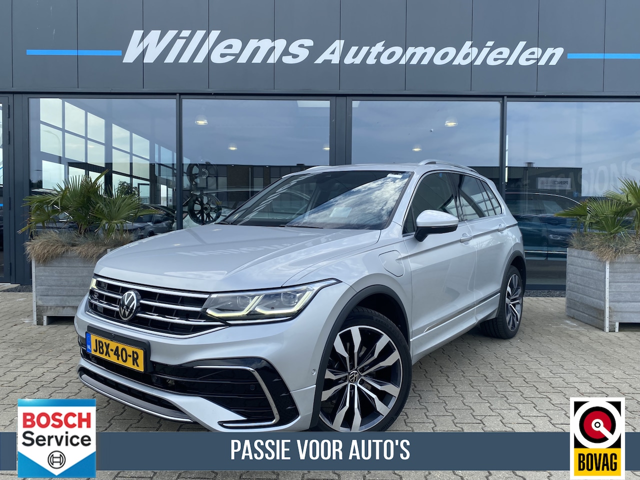Volkswagen Tiguan - 1.4 TSI eHybrid R-Line Business+ Pano & Leder & Trekhaak & ElecStoelen+Geheugen+Verwarming - AutoWereld.nl